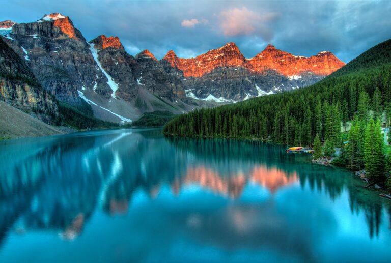 A blue lake and the mountain views in Alberta, Canada