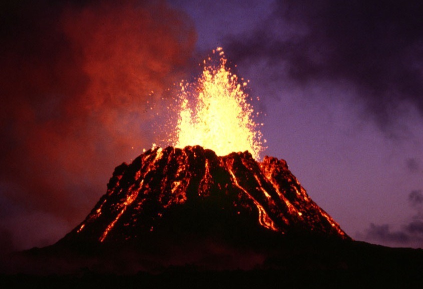 Lava-erupting-from-the-Puʻu-ʻOʻo-vent