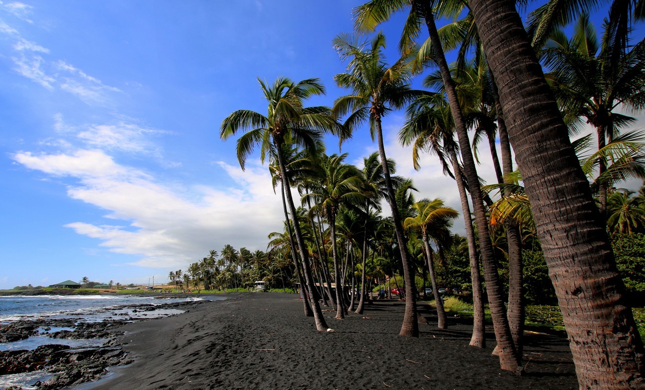 Punaluʻu-Black-beach-Hawaii-view