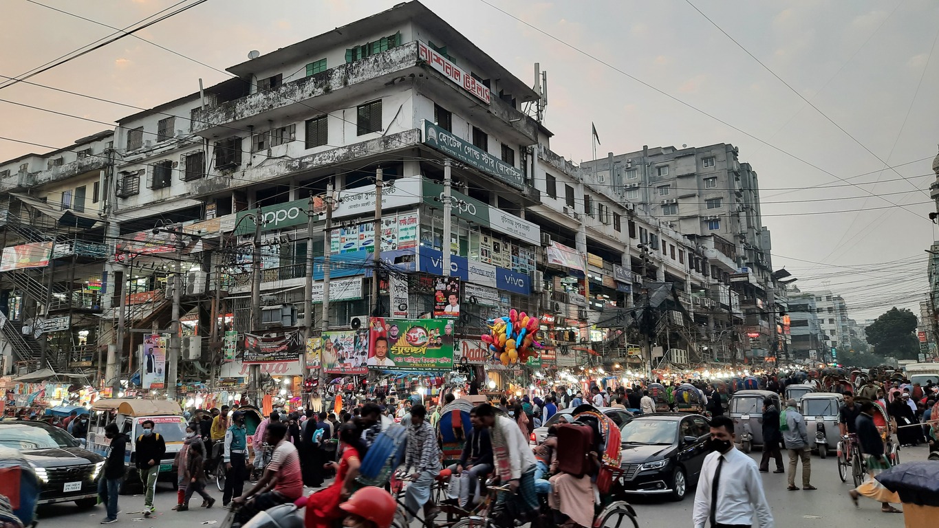 a-busy-market-street-in-Dhaka